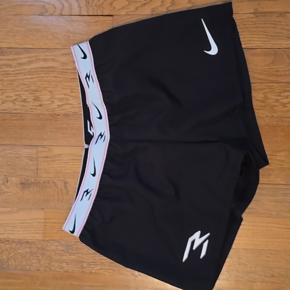 NIKE BRAND SIGNATURE GIRLS BLACK ATHLETIC SHORTS SIZE LARGE - Picture 1 of 13